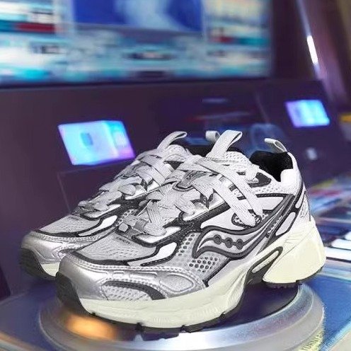Saucony Soconi, Knight 2K Cavalry, old man and woman, raised their stun shoes outside their shoes