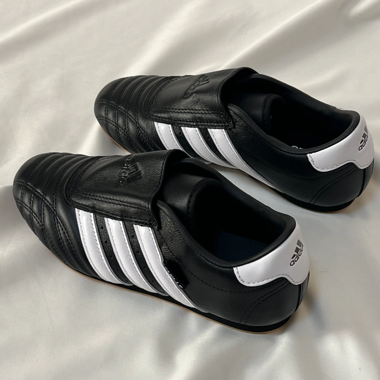 Adi Adidas Tweedledge, Gin Ji-ni, and Jennie, both male and female. JQ4775