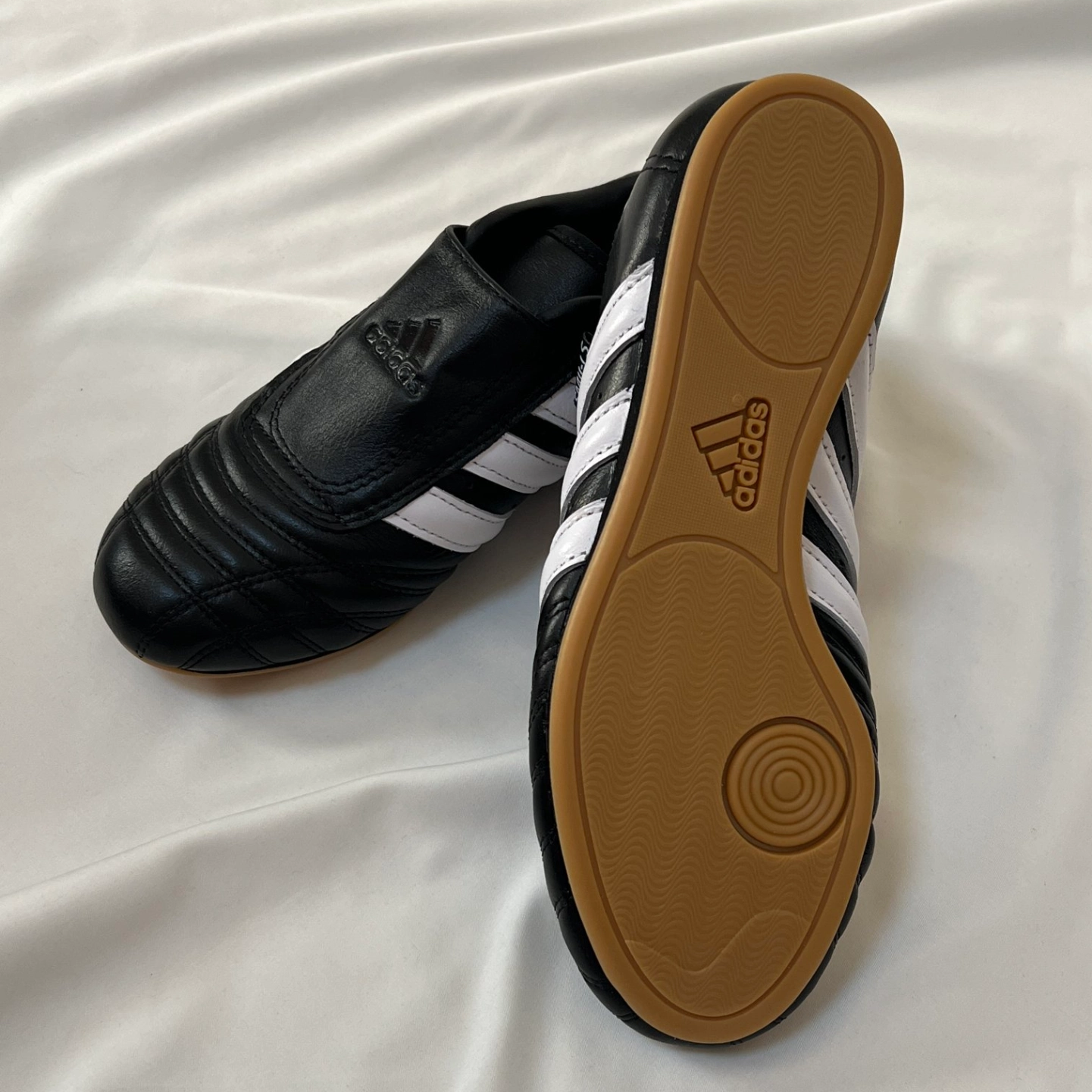 Adi Adidas Tweedledge, Gin Ji-ni, and Jennie, both male and female. JQ4775