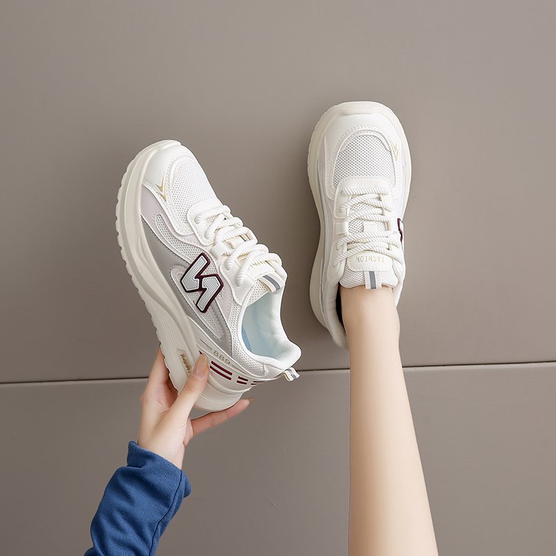 "Stomping on the shit for the super-light running shoes for the girls in the autumn of 2024"