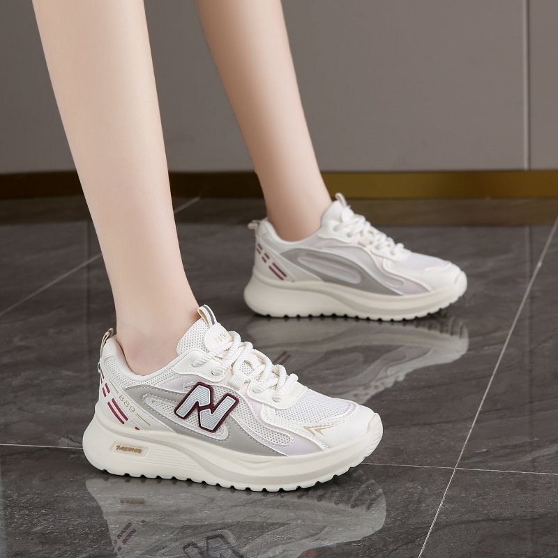 "Stomping on the shit for the super-light running shoes for the girls in the autumn of 2024"