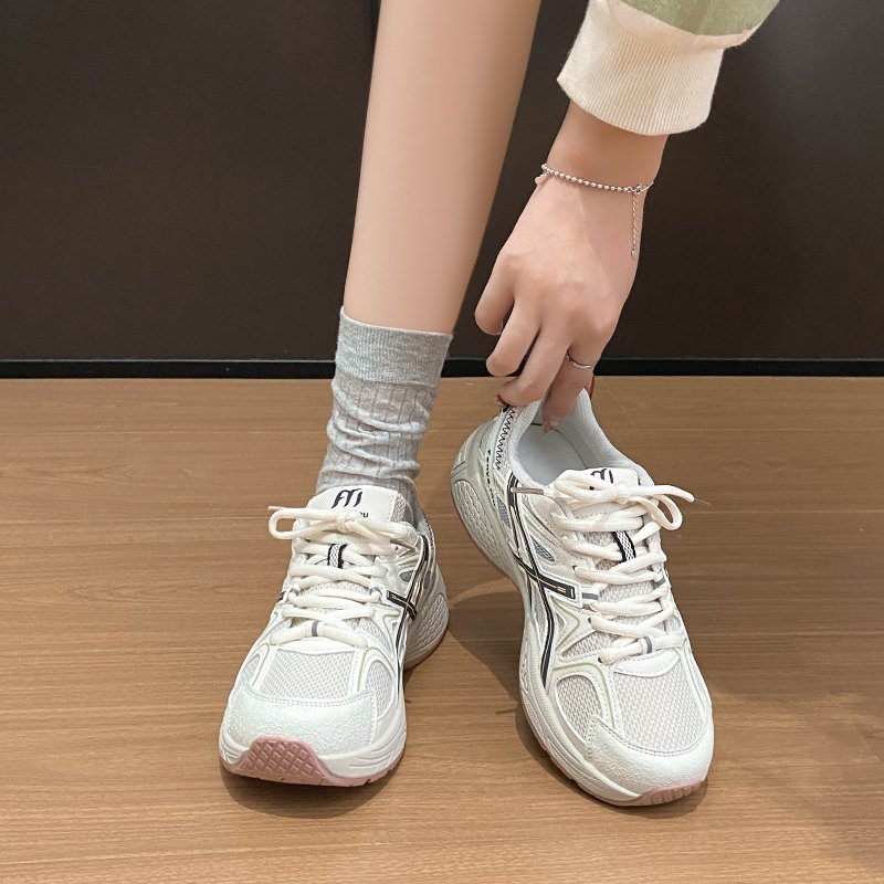 A small group of girls with thick-floored sneakers, retrospected, small shoes, designed to get high on-shoes