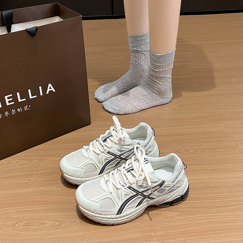 A small group of girls with thick-floored sneakers, retrospected, small shoes, designed to get high on-shoes