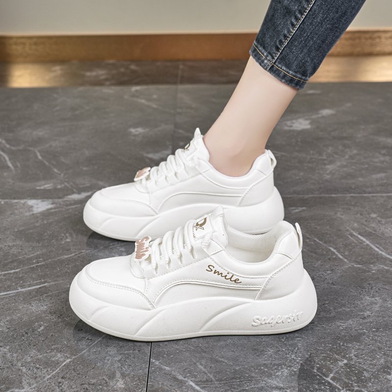 A new 2024 for a girl's shoes with leather and white shoes