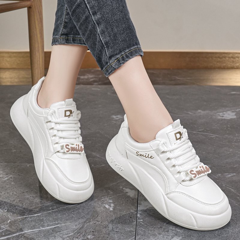A new 2024 for a girl's shoes with leather and white shoes