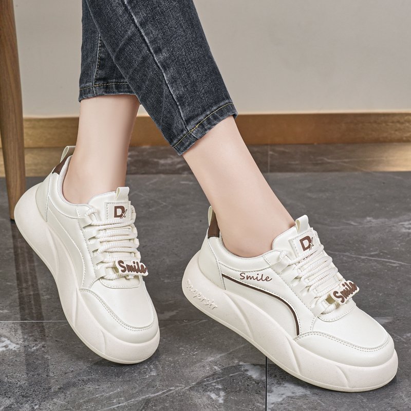 A new 2024 for a girl's shoes with leather and white shoes