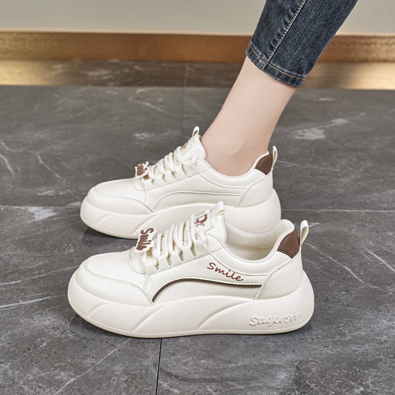 A new 2024 for a girl's shoes with leather and white shoes