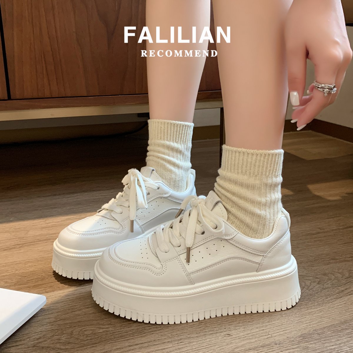 A white-shoe girl with 2024 new hot spring and fall chums, and a little guy with pine cakes and shoes up and up