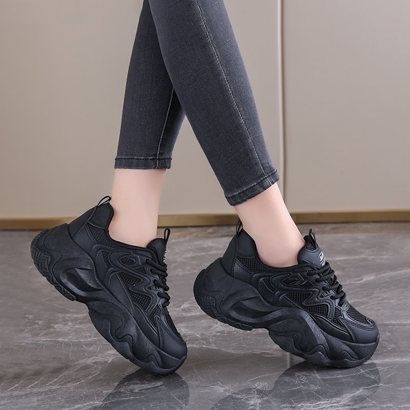 The new 2024 for the sneaker girl, the one with the black shoes for the rest of the fall, the one with his legs raised