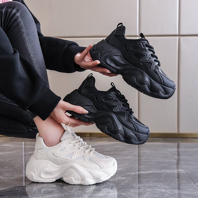 The new 2024 for the sneaker girl, the one with the black shoes for the rest of the fall, the one with his legs raised
