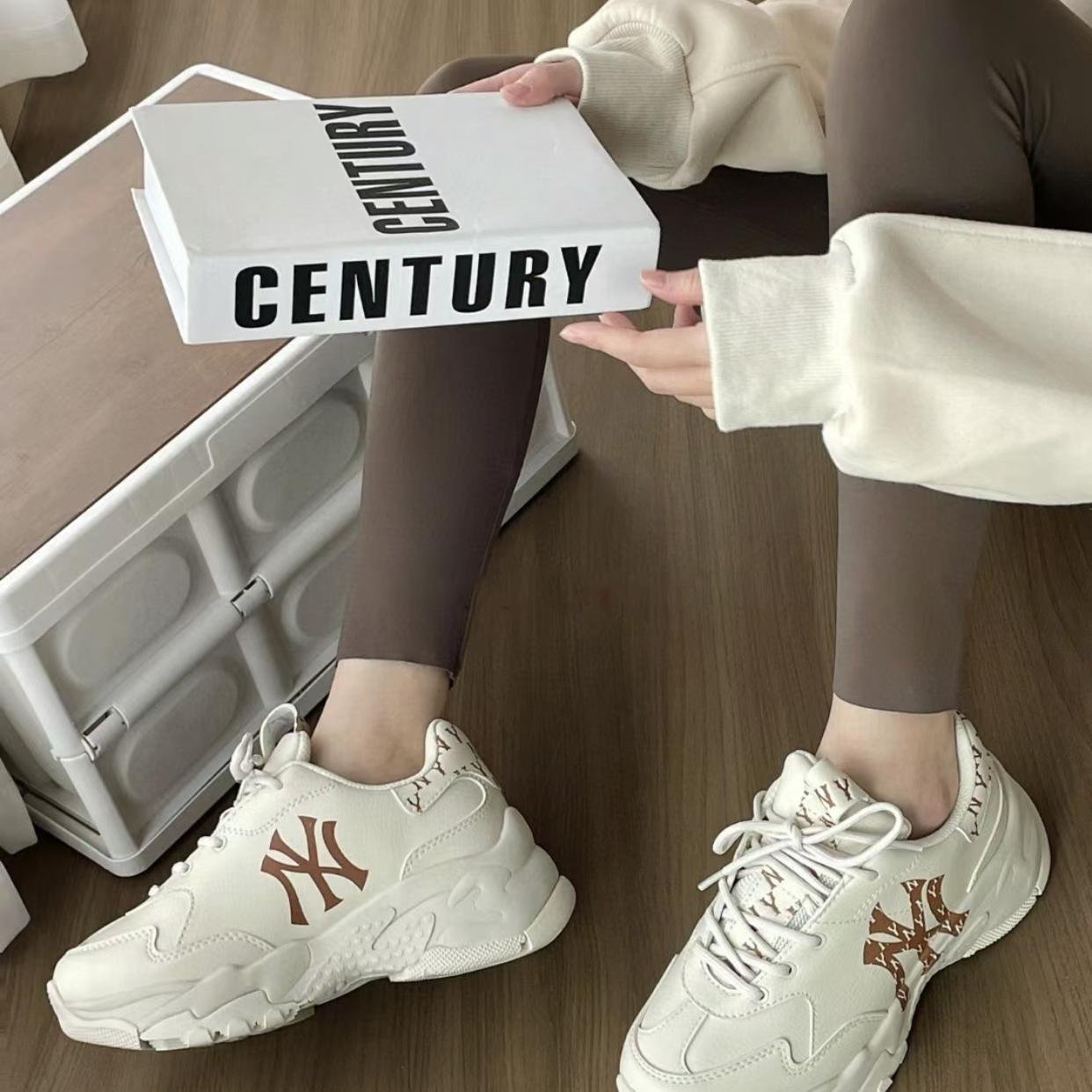THE NEW MLB GIRL'S SHOE, NY'S BACK-TO-BACK BOUQUETS, UP THE OLD MAN'S SHOE AND HIS COUPLE'S SPORTS AND LEISURE