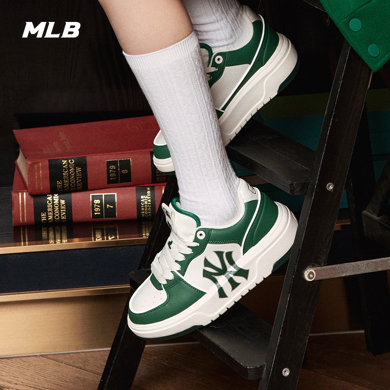 THE MLB GIRL SHOES IS A MAN'S SHOE WITH A BIG, FAT, LONG, LONG SHOES AND NY SHOES