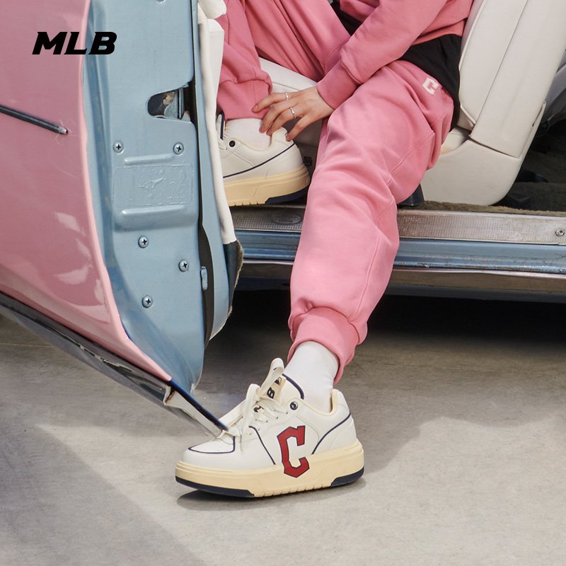 THE MLB GIRL SHOES IS A MAN'S SHOE WITH A BIG, FAT, LONG, LONG SHOES AND NY SHOES