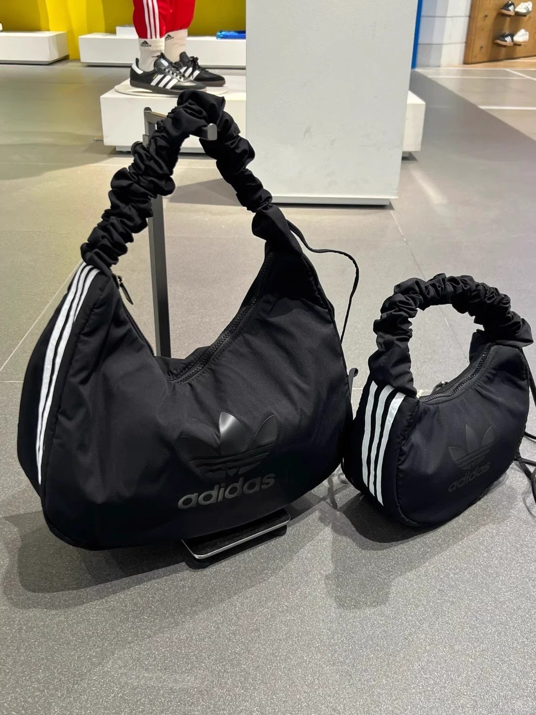 Adi's new 2024 cloud-covered wrinkled armbags for men's and women's fashion movement