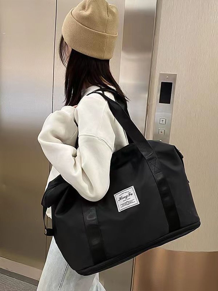 When a woman with a large capacity pulls a hand-carriage bag on a business trip, she takes a pack of gym bags with her delivery