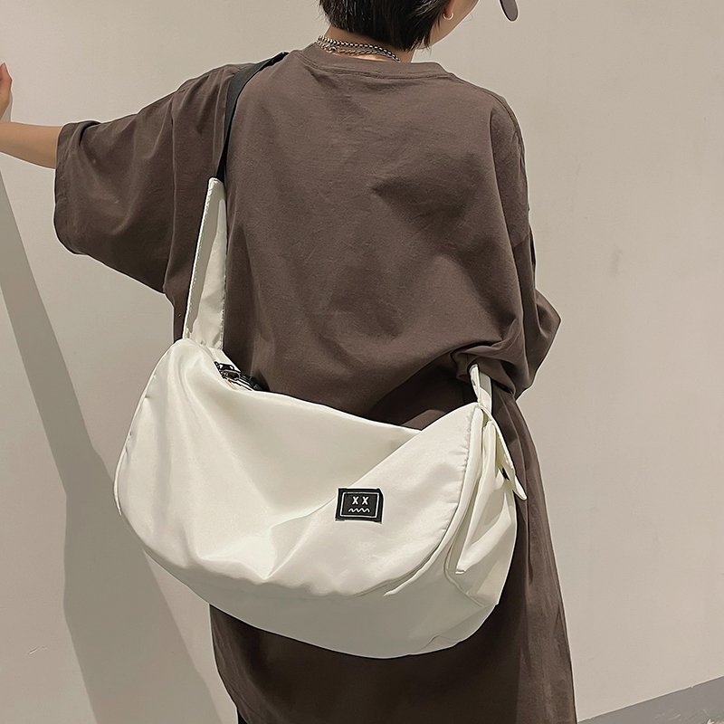 Gymnasium and Gymnasium Packs for a woman with a lot of light baggage for a man with a traveler's backpack