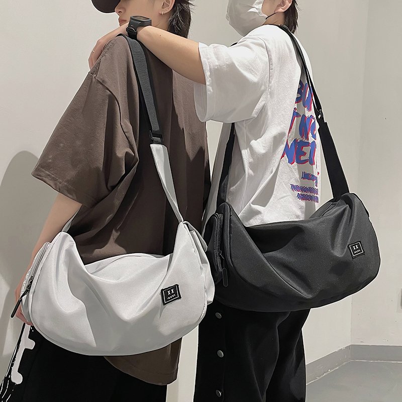 Gymnasium and Gymnasium Packs for a woman with a lot of light baggage for a man with a traveler's backpack