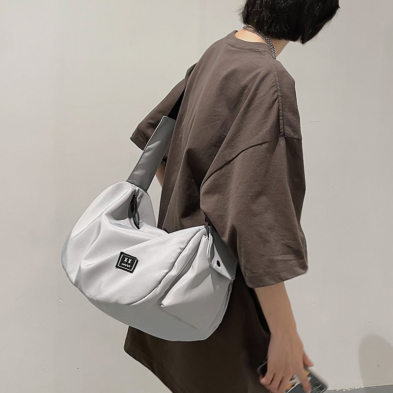 Gymnasium and Gymnasium Packs for a woman with a lot of light baggage for a man with a traveler's backpack