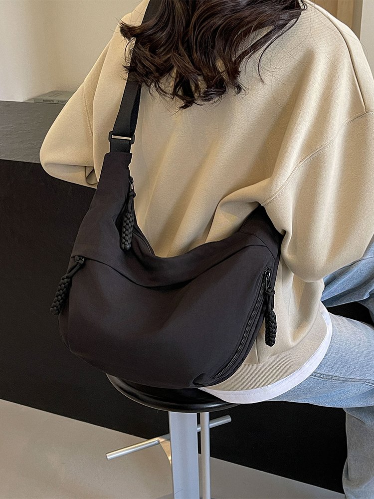 A tumble bag full-capacity commuting bag, 2024 new one-shoulder pack, and a tumble bag bag