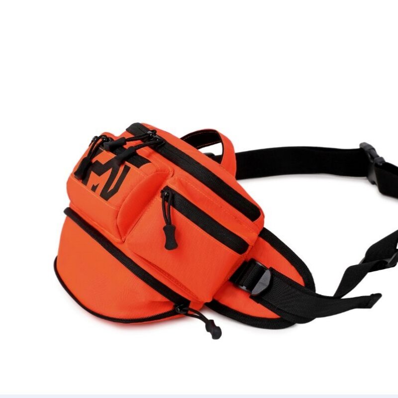 Out-of-the-door troupe for men and women travelling in large capacity on a chest-chartered car equipped with a knight's slant-proof backpack