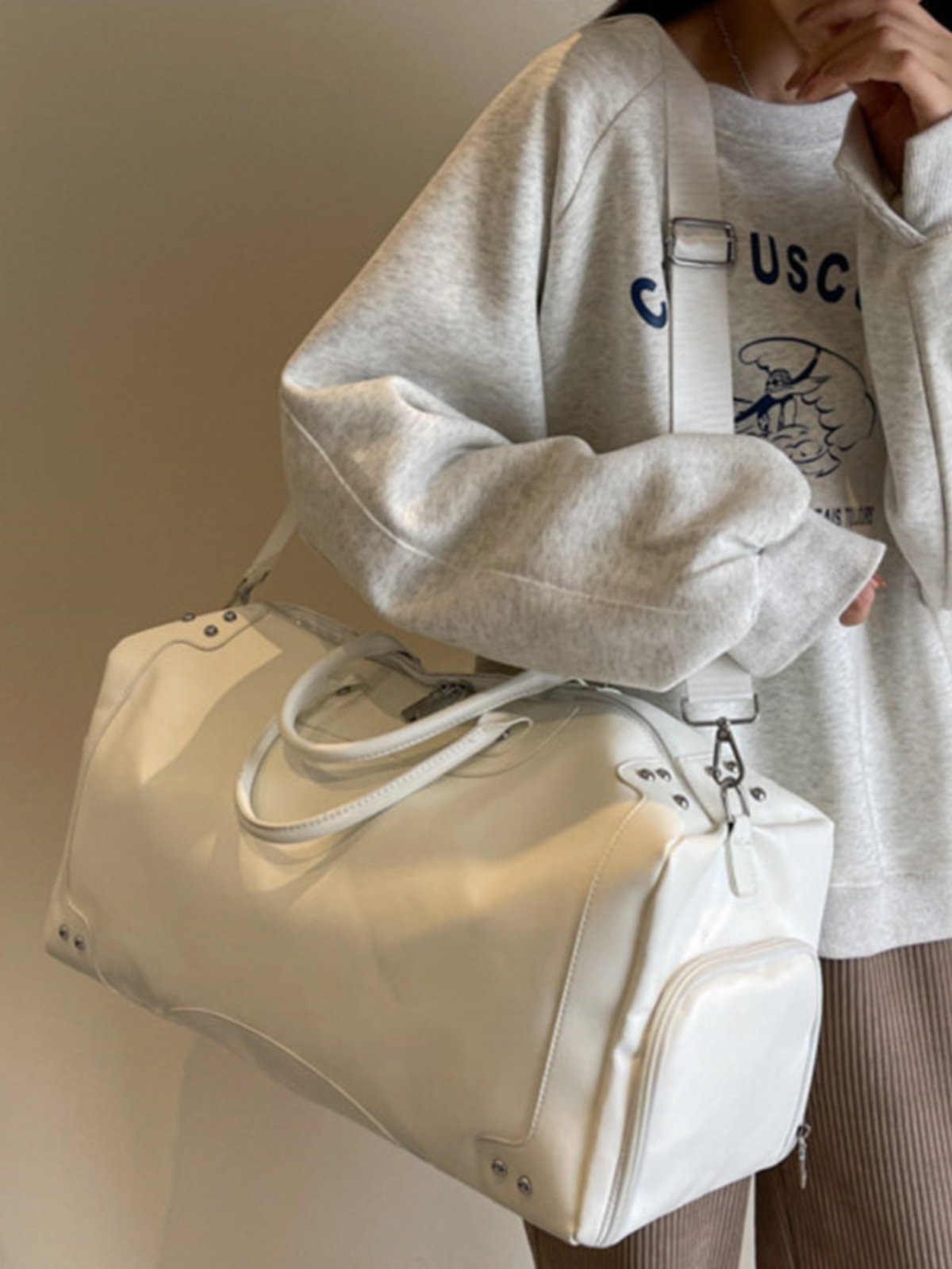 Sports and fitness packs for women with a large capacity of hand-held short-distance bags for travel