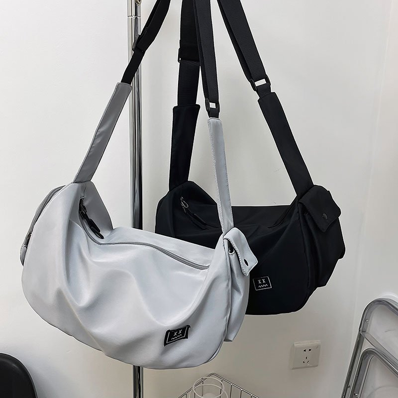 Gymnasium and Gymnasium Packs for a woman with a lot of light baggage for a man with a traveler's backpack