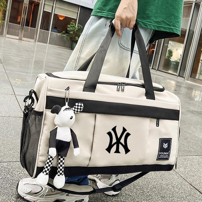 Ni has a large capacity of a dry, wet and separate handbag, a male and female travel kit
