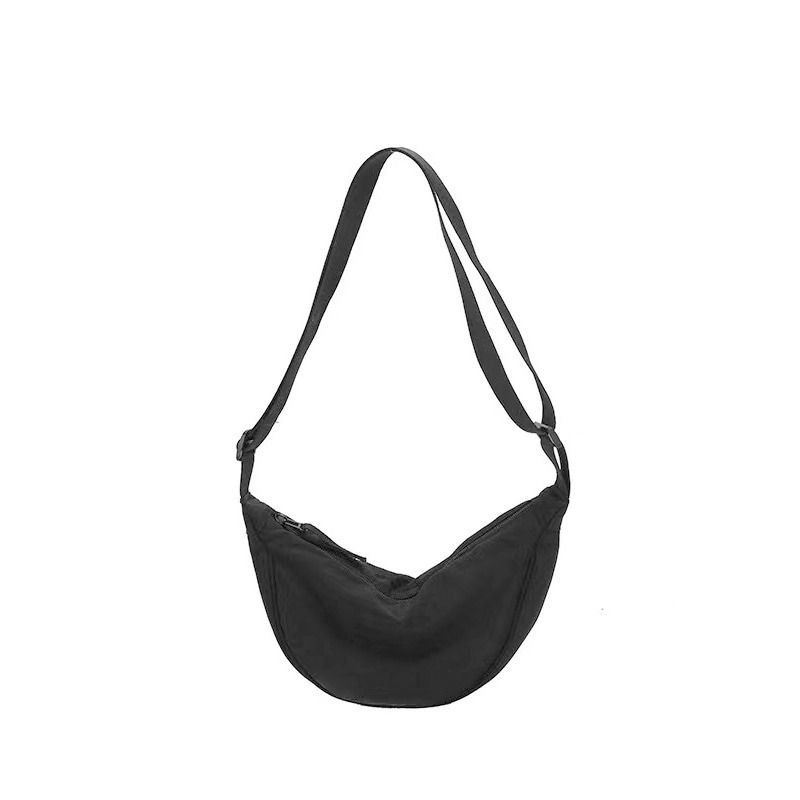 A real dumpling bag is a light-to-swipe nylon-resistant slash bag and a wide-capacity one-shoulder bag