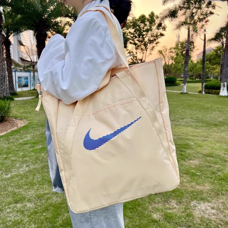 Nike's new one-shoulder lady is walking around the street with a general-capacity handbag