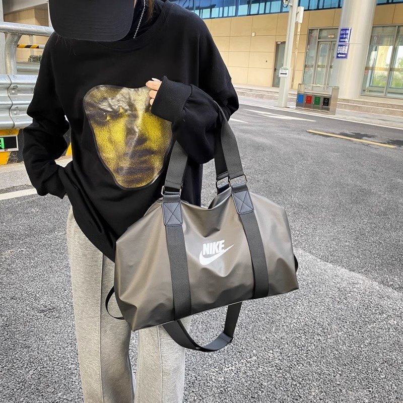 Nike's new one-shoulder lady, a tweezer bag, slanted gym bag, commuting to the street