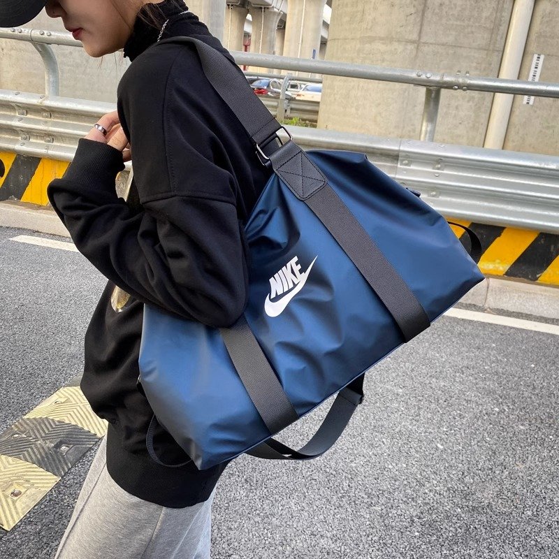 Nike's new one-shoulder lady, a tweezer bag, slanted gym bag, commuting to the street