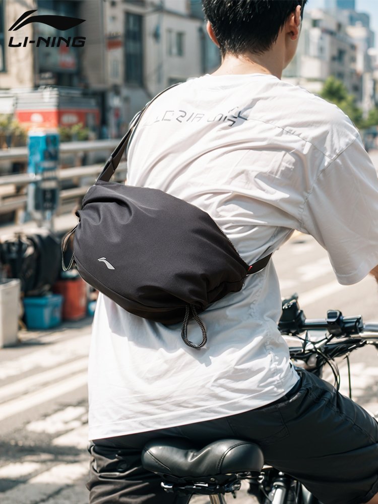 Li Ning's one-shoulder bag for school and leisure students