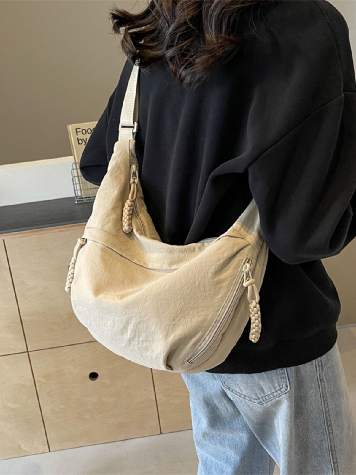 A light dumpling bag with a large-capacity commuting bag and a new one-shoulder-free sports bag