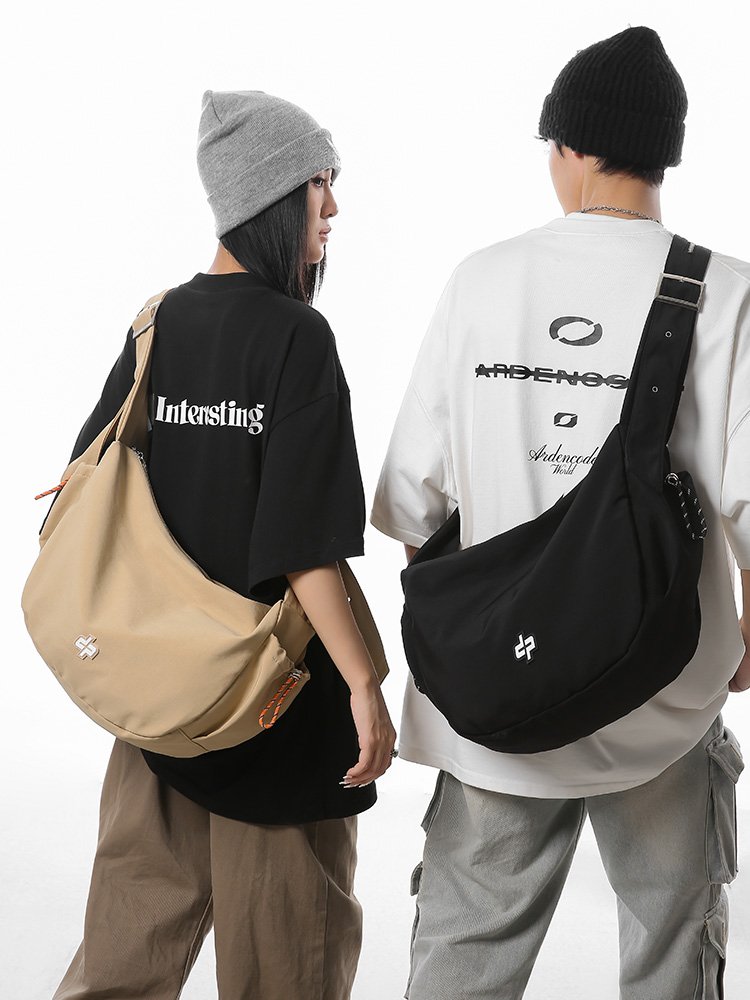Sexless travel bag for a woman with a large capacity of nylonbone slashy bag for leisure and sports sports
