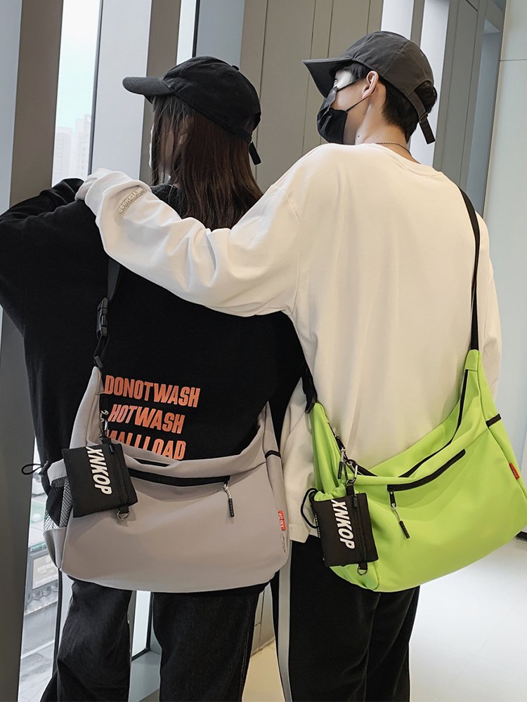 A large-capacity slop bag of men's sports and leisure mailer packs for students with one-shouldered backpacks light-feeding