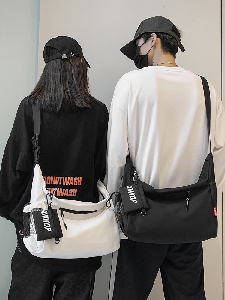 A large-capacity slop bag of men's sports and leisure mailer packs for students with one-shouldered backpacks light-feeding