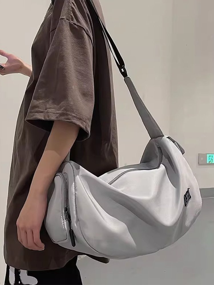 Gymnasium and Gymnasium Packs for a woman with a lot of light baggage for a man with a traveler's backpack