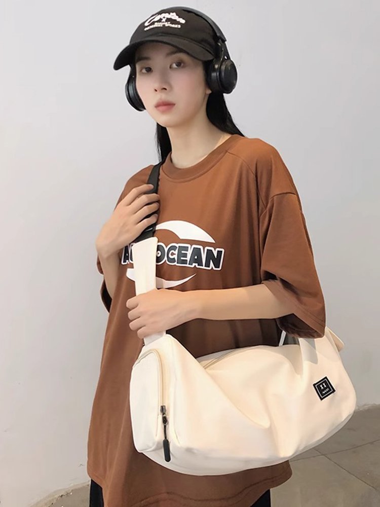 Gymnasium and Gymnasium Packs for a woman with a lot of light baggage for a man with a traveler's backpack