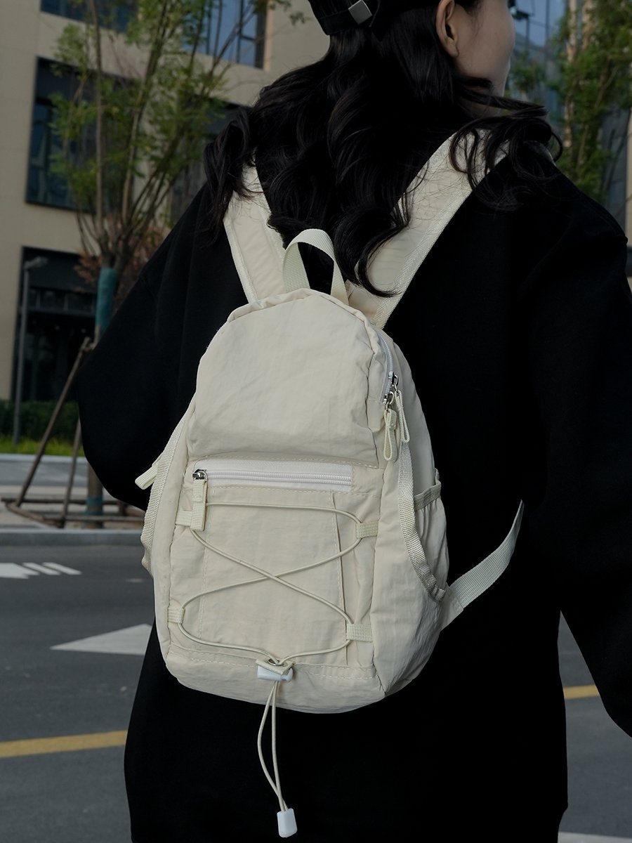 Two-shoulder-carrying-up picnic and a light-ass travel bag for a sports girl