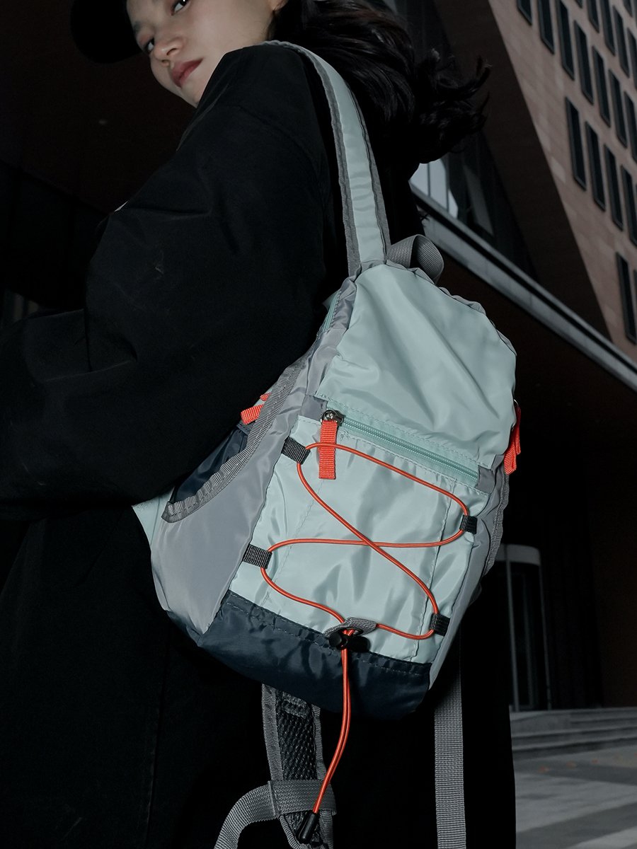 Two-shoulder-carrying-up picnic and a light-ass travel bag for a sports girl