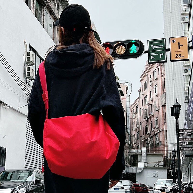 JIUMU ORIGINALLY CREATED A NEW RED SLASHY BAG FOR MEN WITH A CAPACITY OF 100 PACKS FOR WOMEN ' S LEISURE SPORTS AND ONE SHOULDER BAG