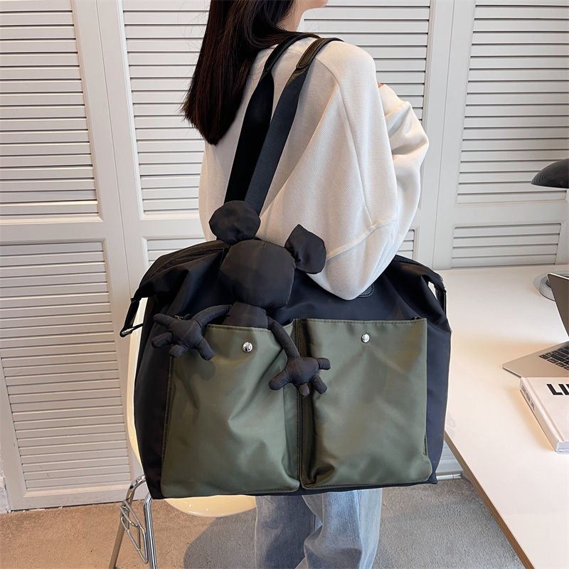 A large-capacity gymnasium nylon-proof, one-shoulder-slided, short-distance travel pack for boys