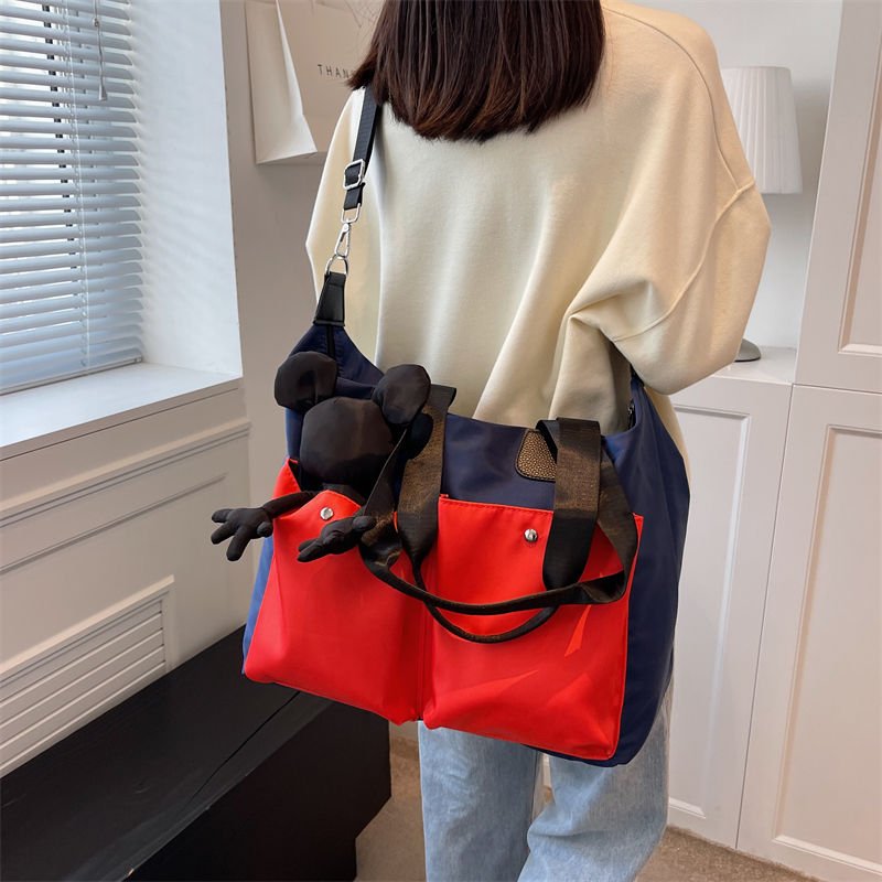A large-capacity gymnasium nylon-proof, one-shoulder-slided, short-distance travel pack for boys