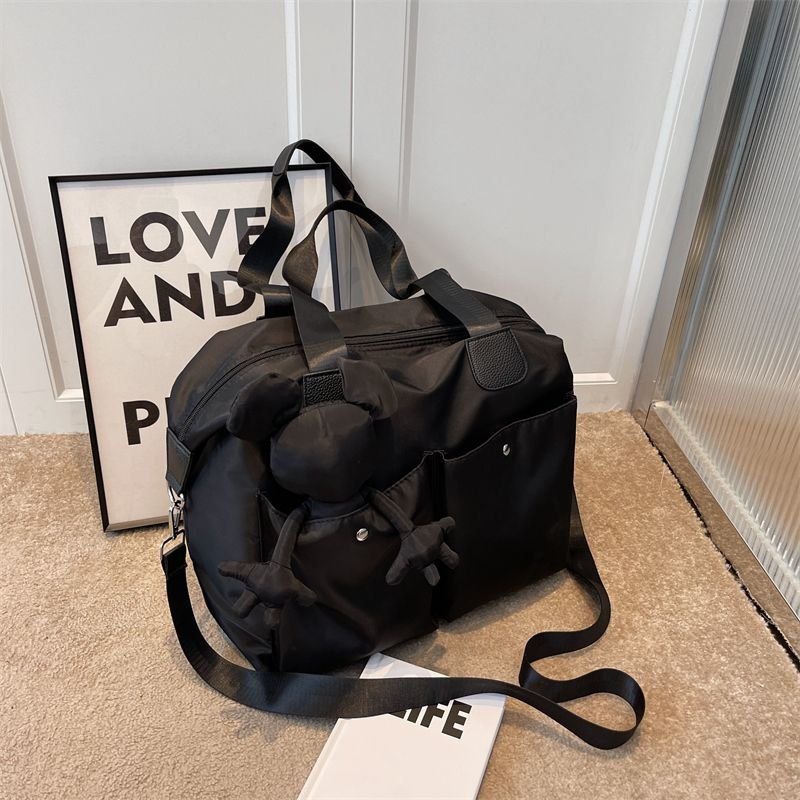 A large-capacity gymnasium nylon-proof, one-shoulder-slided, short-distance travel pack for boys