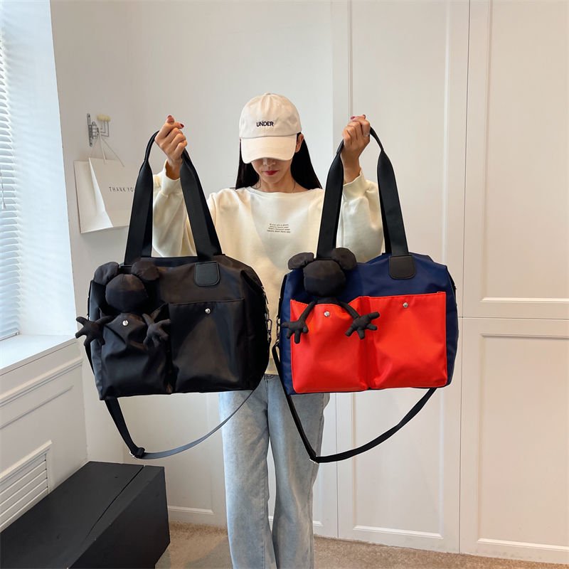 A large-capacity gymnasium nylon-proof, one-shoulder-slided, short-distance travel pack for boys