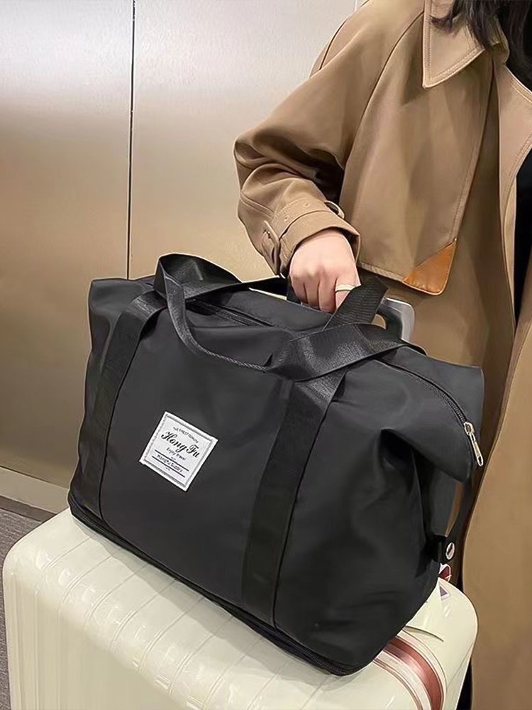 When a woman with a large capacity pulls a hand-carriage bag on a business trip, it's easy to pick up a gym bag