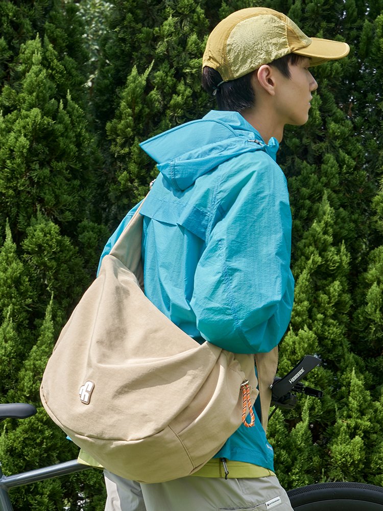 VAOPER WITH THE TEENS RIDES A ONE-SIZE-SIZE, ONE-SHOULDER-SIZE-SIZE-SIZE-SIZE HUSKED MAN WITH A VALET BAG
