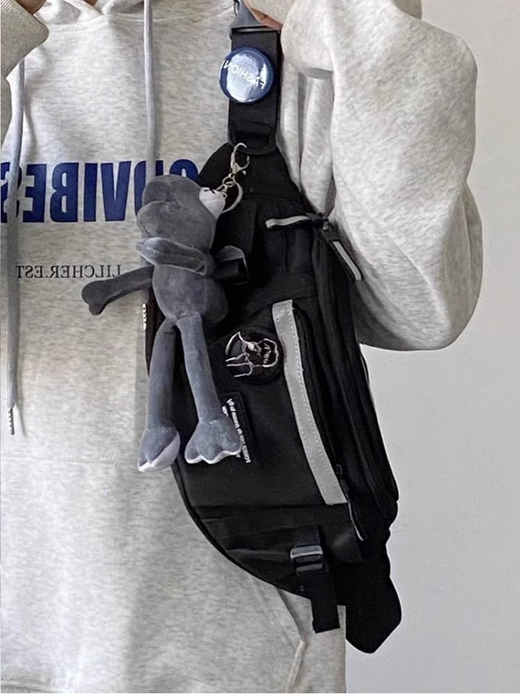 A slashy-packed man's waist bag, a new one-cap, and a student's one-caps chest bag, a twirl, and a small bag