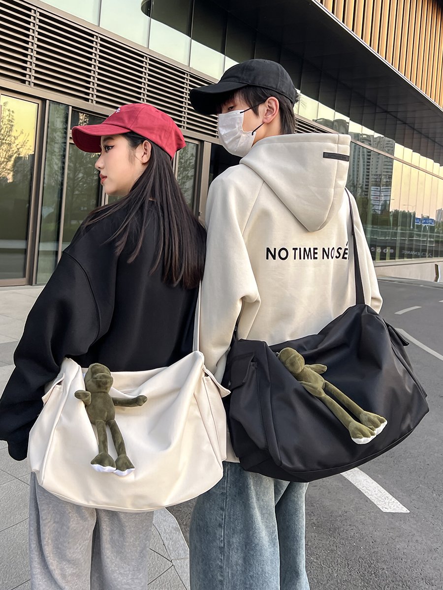 A slashy-packed man-size day is a one-shoulder-size sportsman's bag, a recreational traveler's gym bag