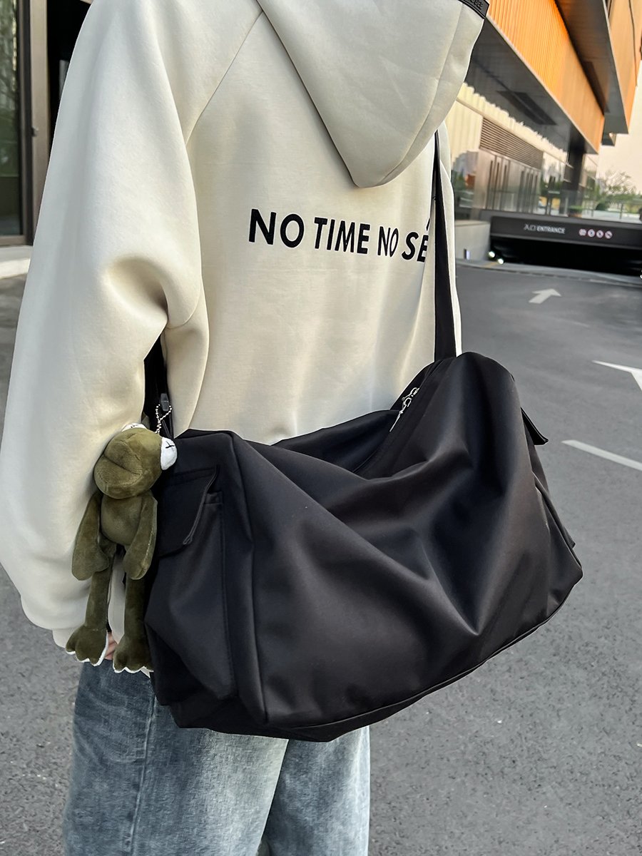 A slashy-packed man-size day is a one-shoulder-size sportsman's bag, a recreational traveler's gym bag
